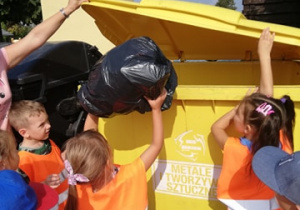 dzieci segregują odpady